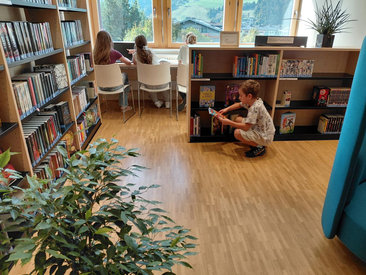 Jugendbereich mit Arbeitsplätze